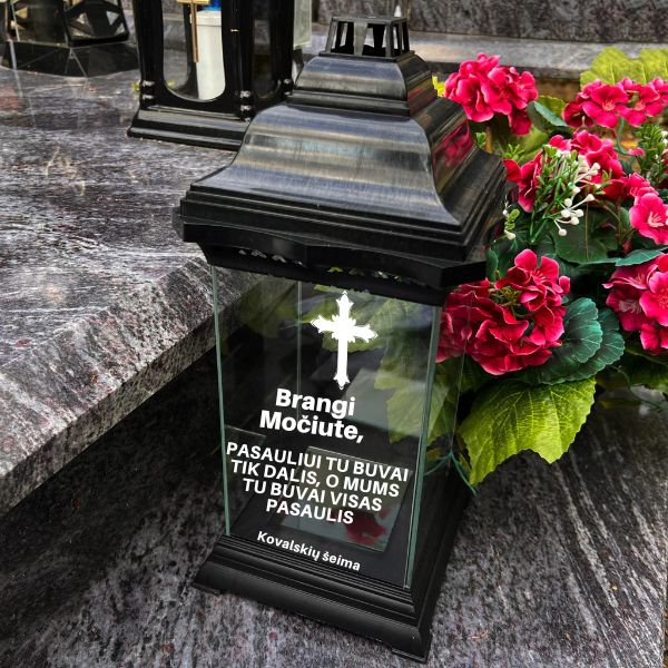 Personalizuota kapų žvakė su užrašu Močiutei – „Pasauliui buvai dalis…“