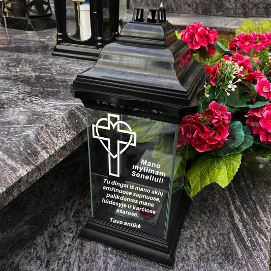 Personalizuota kapų žvakė su užrašu Seneliui – „Dingo tavo veidas iš mūsų akių…“