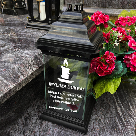 Personalizuota kapų žvakė su užrašu Dukrai – „Išėjai taip netikėtai…“