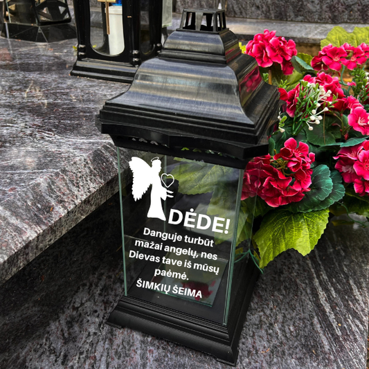 Personalizuota kapų žvakė su užrašu Dėdei – „Akivaizdu, kad angelų mažai…“