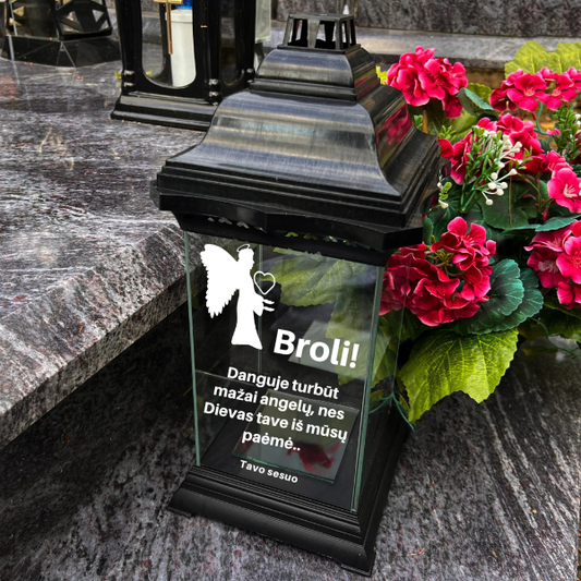 Personalizuota kapų žvakė su užrašu Broliui – „Akivaizdu, kad angelų mažai…“